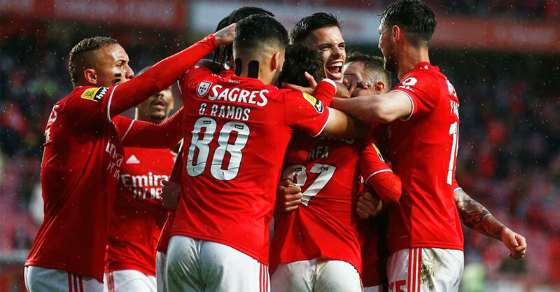 Jogadores do Benfica celebram golo de Gonçalo Ramos contra o Estoril