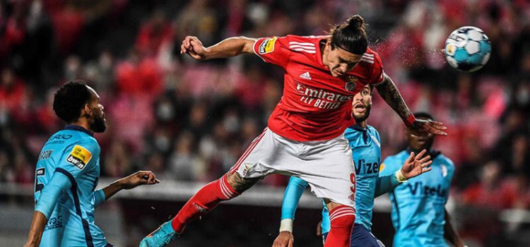 Darwin Nuñez ganha de cabeça no Benfica-Vizela