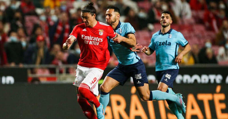 Darwin Nuñez disputa a bola no Benfica-Vizela
