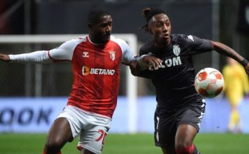 Jogadores de SC Braga e AS Monaco em disputa de bola na Liga Europa