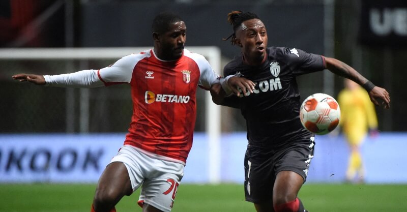 Jogadores de SC Braga e AS Monaco em disputa de bola na Liga Europa