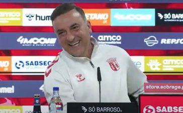 Carlos Carvalhal ri-se às gargalhadas em conferência de imprensa de antevisão ao SC Braga-Benfica