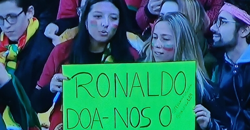 Cartaz insólito de adeptas para Cristiano Ronaldo