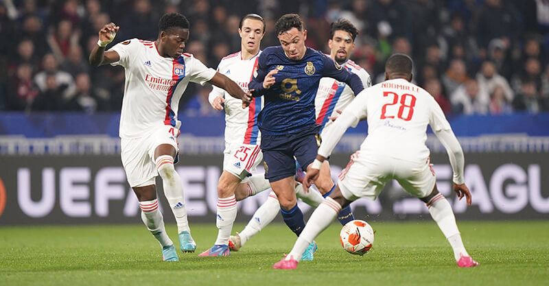 Pepê rodeado por adversários no Lyon-FC Porto