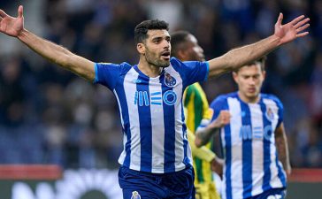 Mehdi Taremi celebra golo pelo FC Porto no jogo com o Tondela