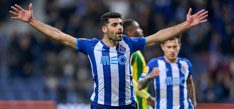 Mehdi Taremi celebra golo pelo FC Porto no jogo com o Tondela
