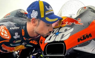 Miguek Oliveira beija a sua mota