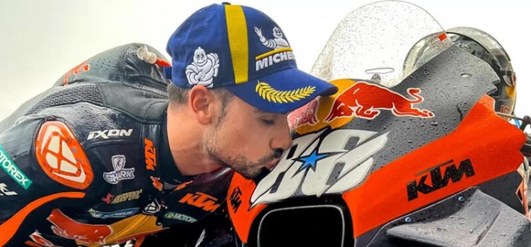 Miguek Oliveira beija a sua mota