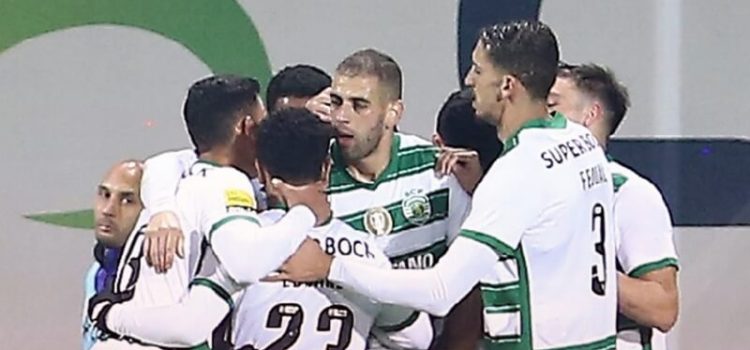Jogadores do Sporting celebram golo de Slimani ao Moreirense