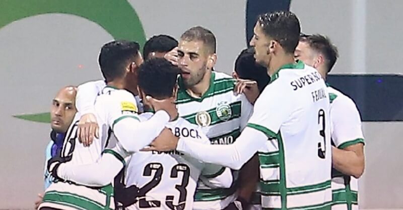 Jogadores do Sporting celebram golo de Slimani ao Moreirense