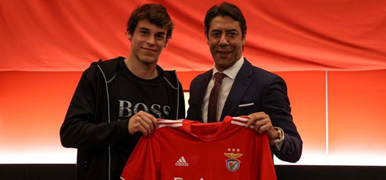 Paulo Bernardo renova contrato com o Benfica