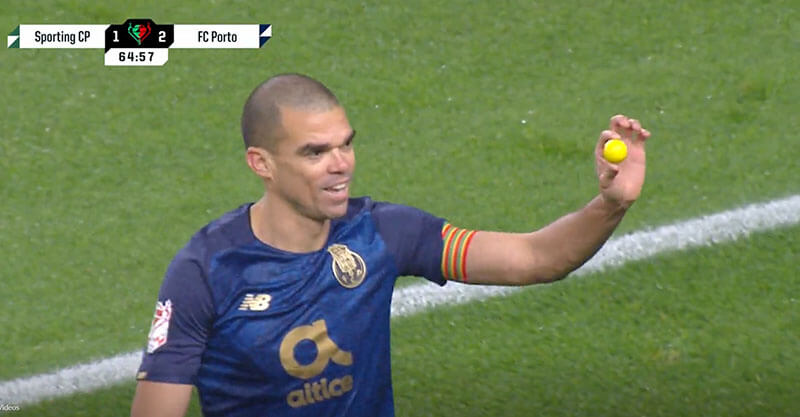 Pepe recolhe bola de golfe no clássico entre Sporting e FC Porto