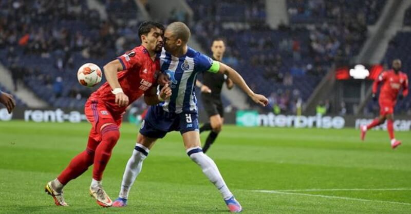 Choque violento entre Pepe e Lucas Paquetá no FC Porto-Lyon