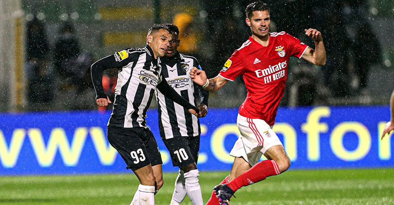 Julian Weigl em disputa de bola no Portimonense-Benfica