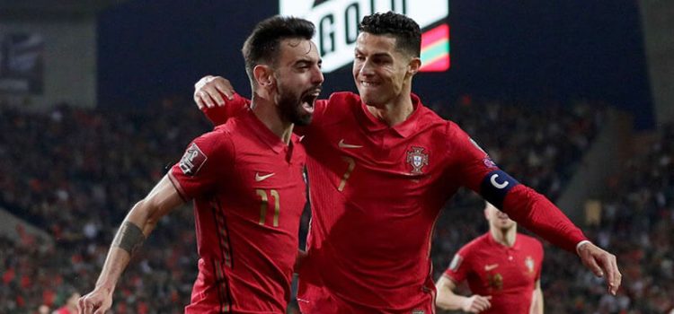 Cristiano Ronaldo celebra golo de Bruno Fernandes no Portugal-Macedónia do Norte