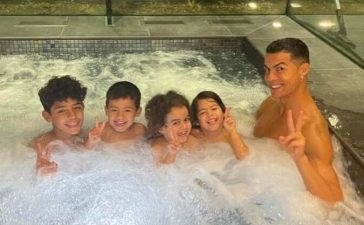 Cristiano Ronaldo na piscina com os filhos