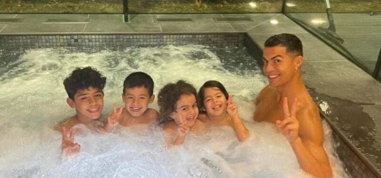 Cristiano Ronaldo na piscina com os filhos