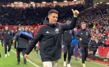 Cristiano Ronaldo agradece ovação dos adeptos após hat trick no Manchester United-Tottenham