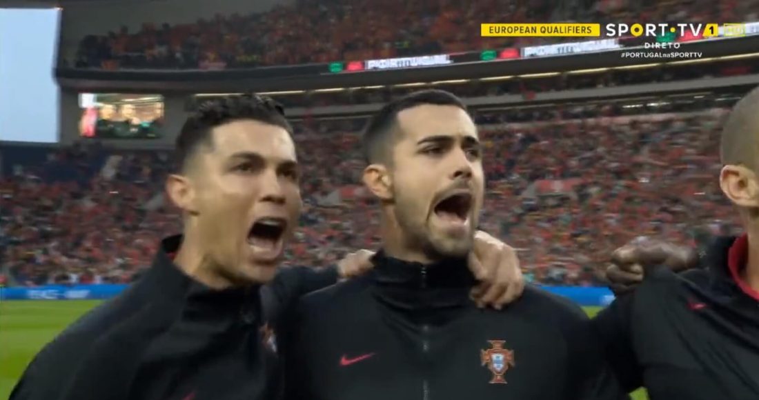 Cristiano Ronaldo entoa o hino nacional ao lado de Diogo Costa