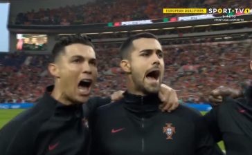 Cristiano Ronaldo entoa o hino nacional ao lado de Diogo Costa