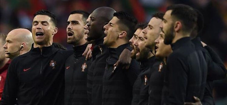 Jogadores da Seleção Nacional a cantar o hino