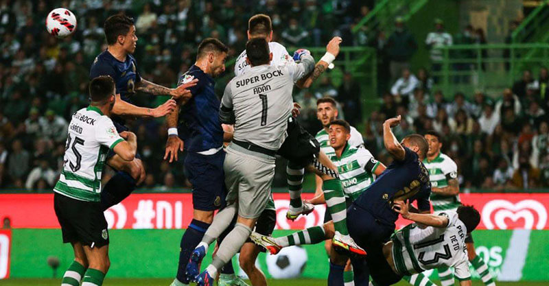 Jogadores de FC Porto e Sporting em disputa de bola