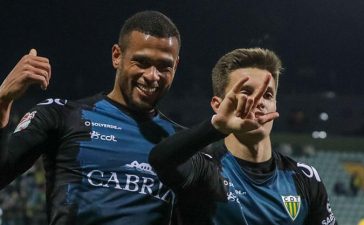 Jogadores do Tondela celebram golo diante do Mafra