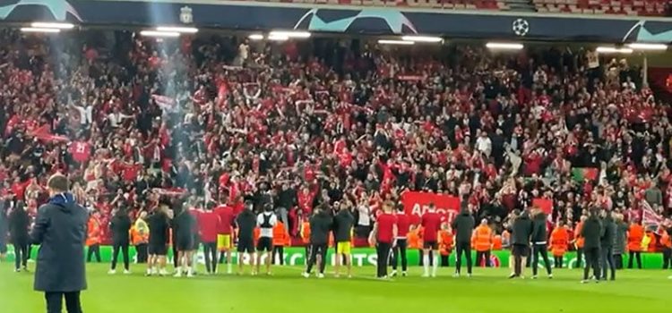 Adeptos do Benfica dedicam tributo a jogadores após empate com o Liverpool