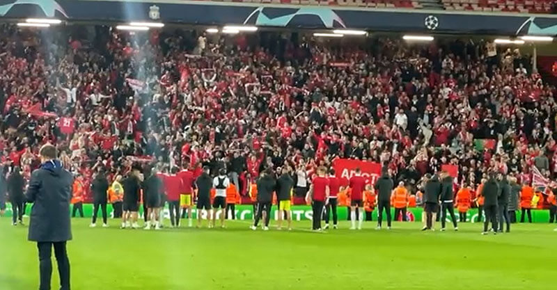 Adeptos do Benfica dedicam tributo a jogadores após empate com o Liverpool