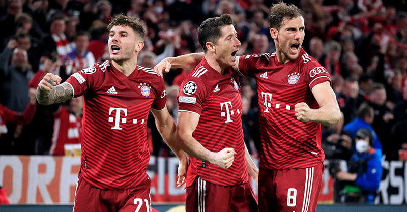 Jogadores do Bayern de Munique celebram triunfo sobre o Borussia Dortmund