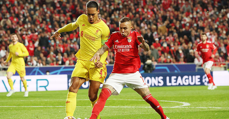 Everton Cebolinha em disputa de bola com Virgil Van Dijk no Benfica-Liverpool