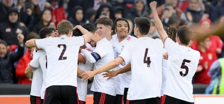 Jogadores do Benfica celebram conquista da Youth League