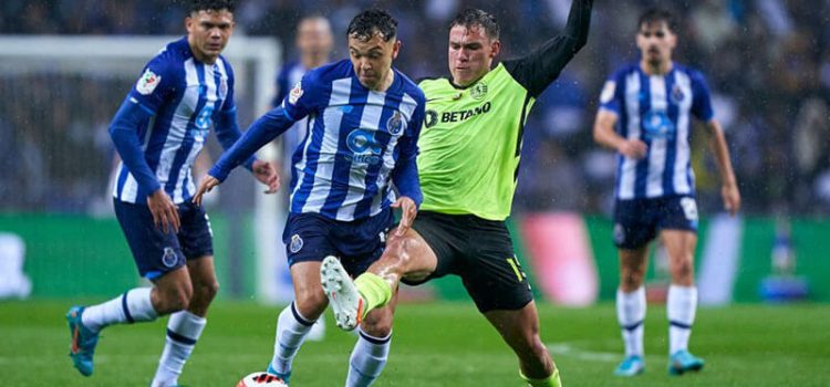 Pepê e Ugarte em disputa de bola no FC Porto-Sporting na Taça