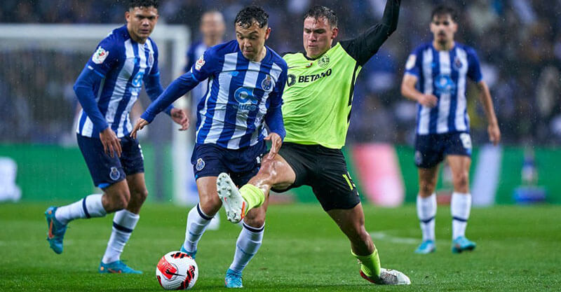 Pepê e Ugarte em disputa de bola no FC Porto-Sporting na Taça