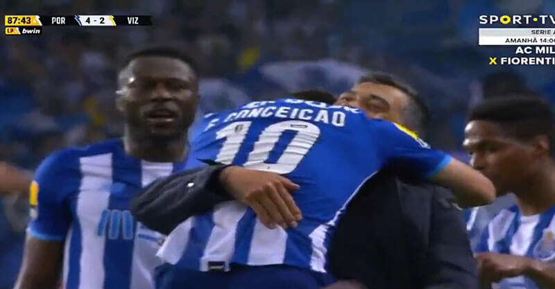 Francisco Conceição abraça Sérgio Conceição no FC Porto-Vizela