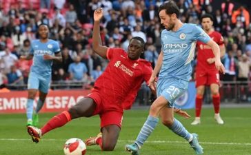 Bernardo Silva em disputa de bola com Konaté no Liverpool-Manchester City