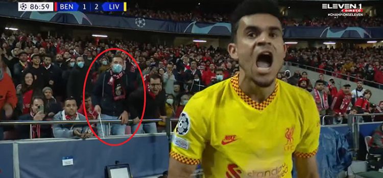 Adepto tenta acertar com objeto em Luis Díaz no Benfica-Liverpool