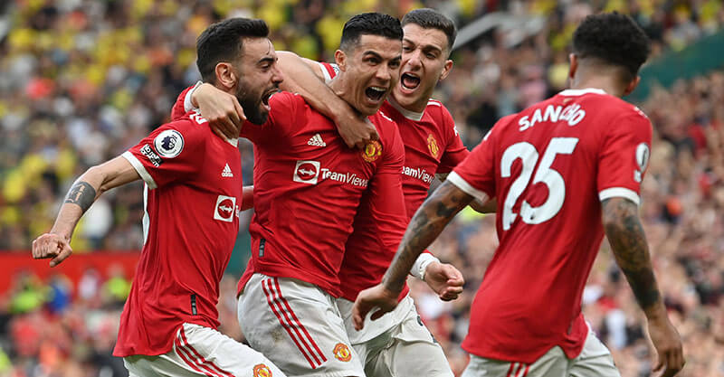 Cristiano Ronaldo celebra golo ao Norwich com os companheiros de equipa do Manchester United