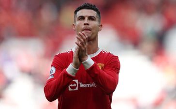 Cristiano Ronaldo aplaude os adeptos após a vitória do Manchester United sobre o Norwich