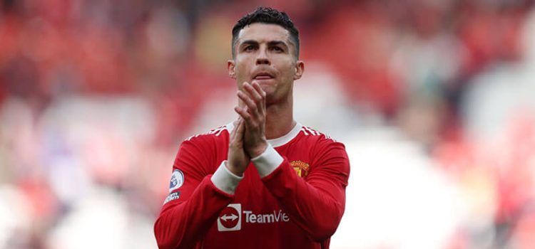 Cristiano Ronaldo aplaude os adeptos após a vitória do Manchester United sobre o Norwich