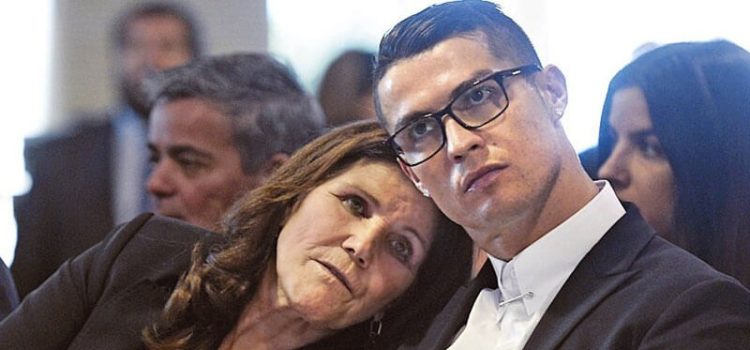 Cristiano Ronaldo ao lado da mãe Dolores num evento público