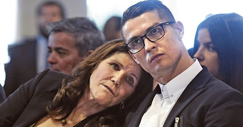 Cristiano Ronaldo ao lado da mãe Dolores num evento público