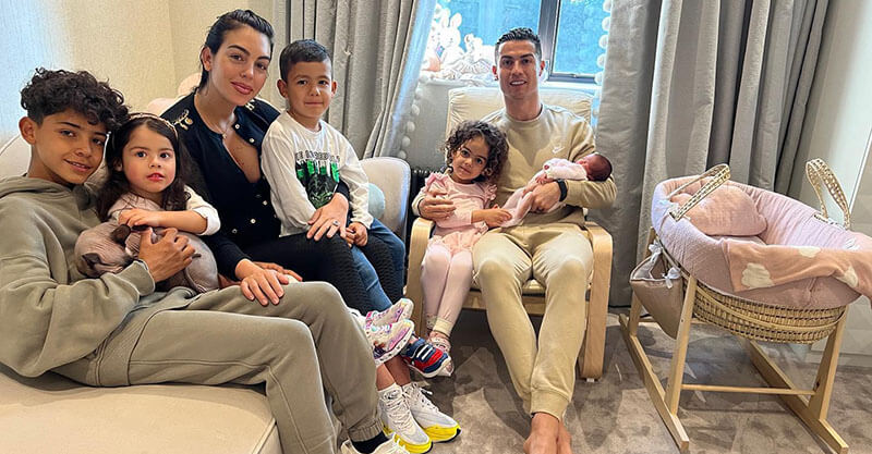 Cristiano Ronaldo e a sua família com a nova bebé