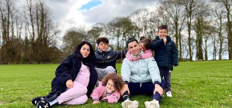 Cristiano Ronaldo num domingo com a família no campo