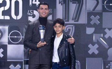 Cristiano Ronaldo ao lado de Cristianinho nos prémios The Best