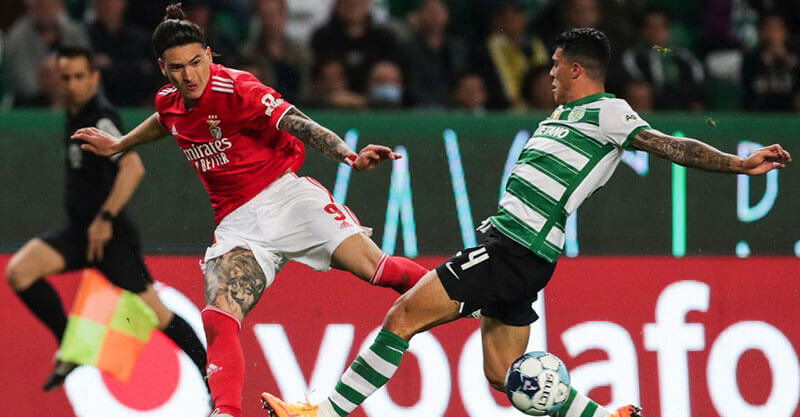 Darwin Nuñez e Pedro Porro em disputa de bola no Sporting-Benfica
