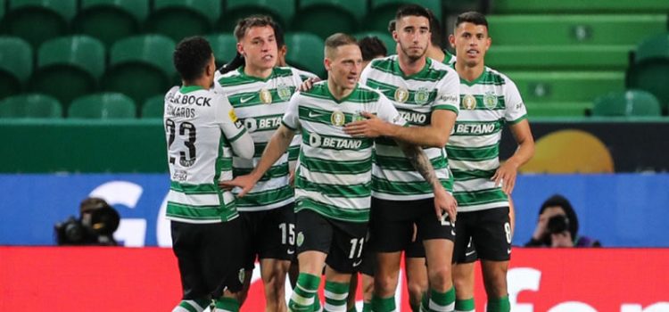 Jogadores do Sporting festejam golo de Nuno Santos diante do P. Ferreira
