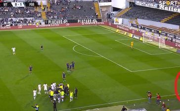Zaidu brinca com a bola, alheado à invasão do relvado do V. Guimarães-FC Porto