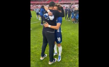 Francisco e Sérgio Conceição abraçam-se após conquista do título pelo FC Porto