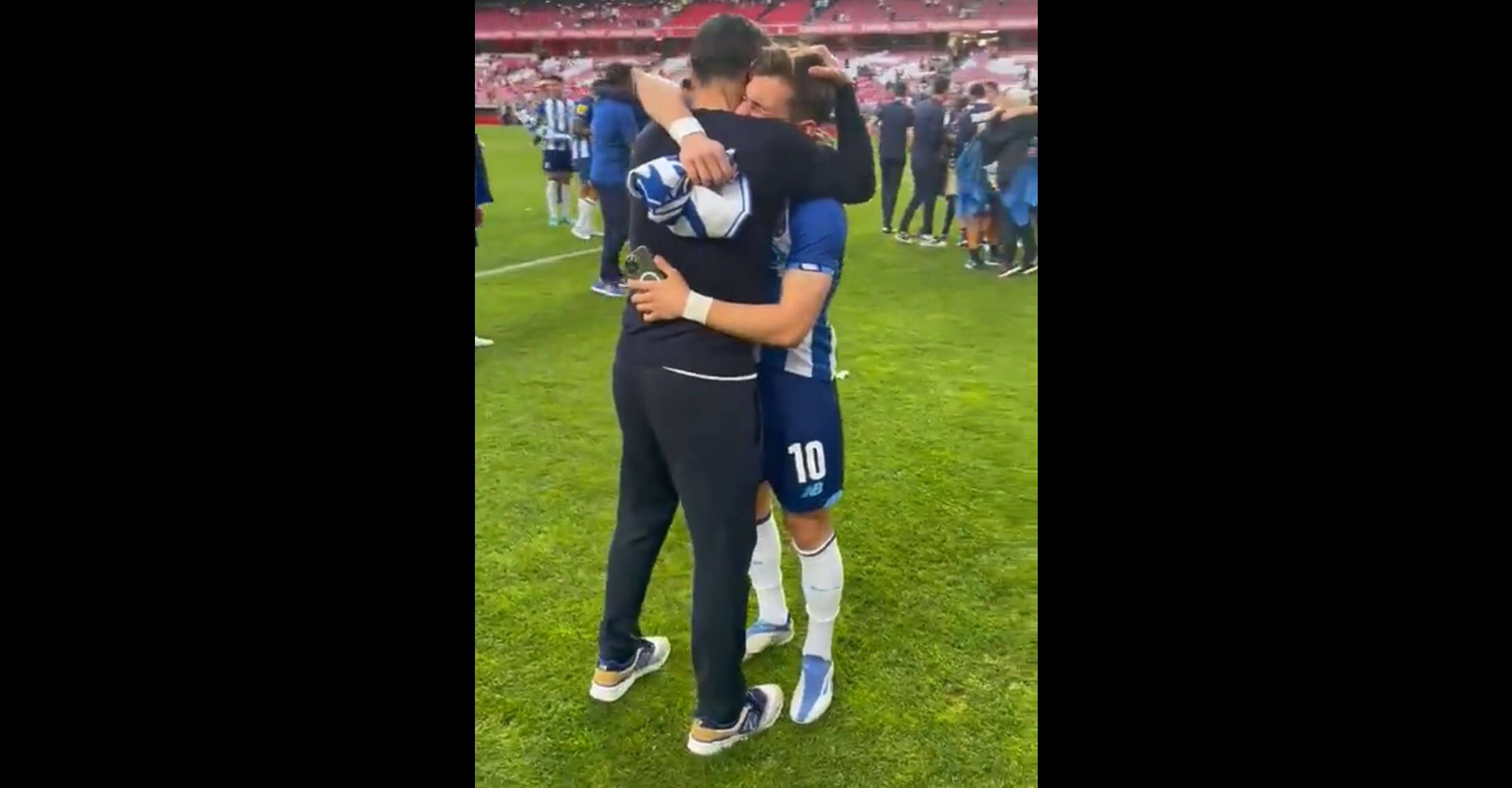 Francisco e Sérgio Conceição abraçam-se após conquista do título pelo FC Porto